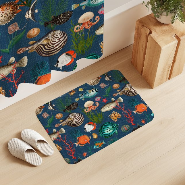 Bunte Ozeanien-Fische auf marineblauem Hintergrund Badematte (Von Creator hochgeladen)