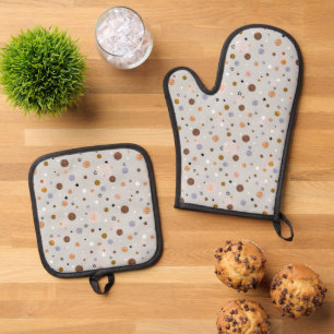 Bunte Polka-Punkte auf Grau. Ofenhandschuh & Topflappen-Set