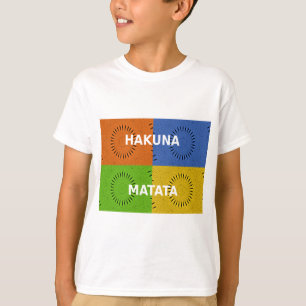 Bunte Pop-Art-Collage und "Hakuna Matata"-Botschaf T-Shirt