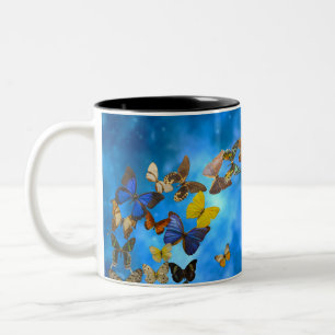 Bunte Schmetterlinge fliegen über blaue Wolken Zweifarbige Tasse