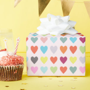 Bunte Süßigkeiten-Liebesherzen auf Hellrosa Geschenkpapier
