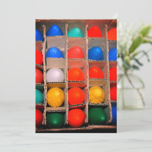 Bunte Vintage-Weihnachtslichtbirnen in einer Schac Feiertagskarte