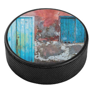 Bunte Wand, Tür und Fensterläden Eishockey Puck