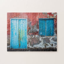 Bunte Wand, Tür und Fensterläden