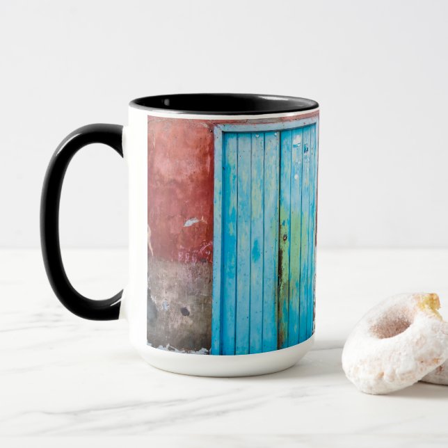 Bunte Wand, Tür und Fensterläden Tasse (Mit Donut)