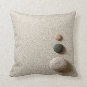 Bunte Zen-Steine auf Sand-Hintergrund Kissen