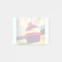 Bunter Cupcake mit Kirsche obendrauf