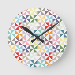 Bunter geometrischer Pinwheel Runde Wanduhr
