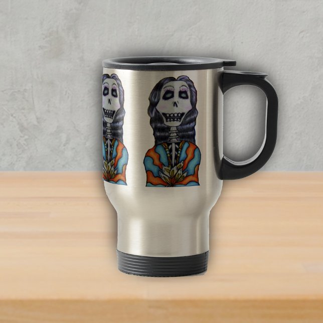 Bunter Glückstag des toten Skeletts Reisebecher (Happy day of the dead skeleton lady in orange blue cape with flowers black hair on travel mug.)