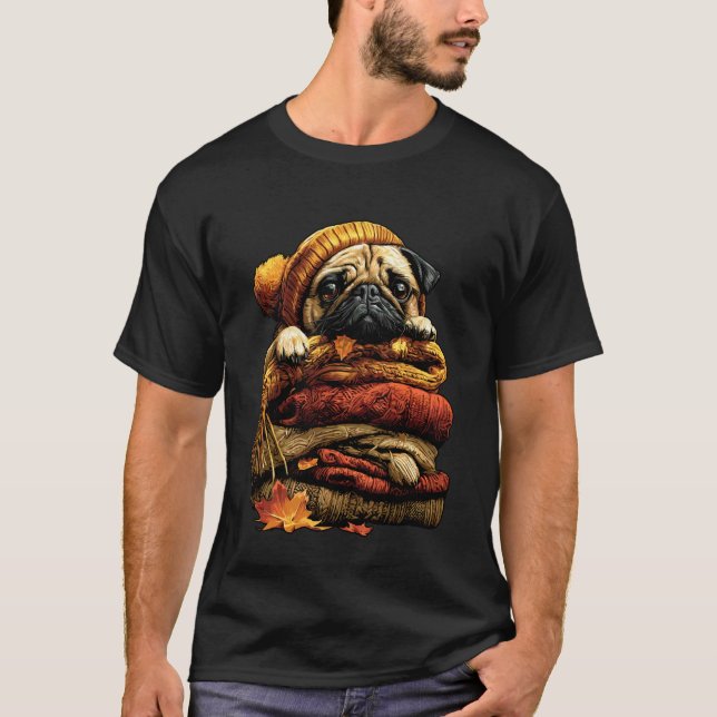 Bunter Mops ruht mit Herbstlaub Gemütlicher Herbst T-Shirt (Vorderseite)