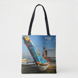 Buntes Fischerboot durch den Ozean