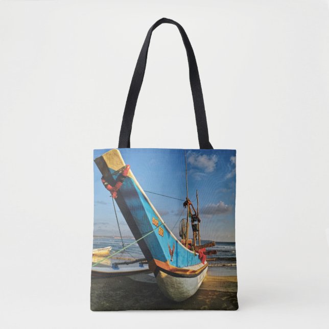 Buntes Fischerboot durch den Ozean (Vorderseite)
