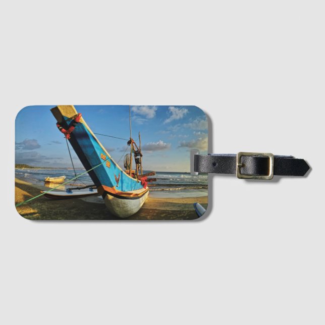 Buntes Fischerboot durch den Ozean Gepäckanhänger (Vorderseite (Horizontal))