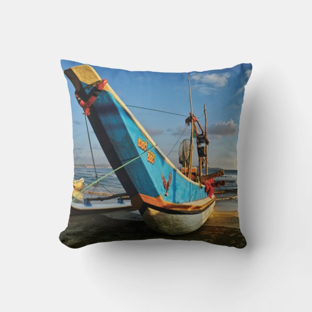 Buntes Fischerboot durch den Ozean Kissen (Vorderseite)