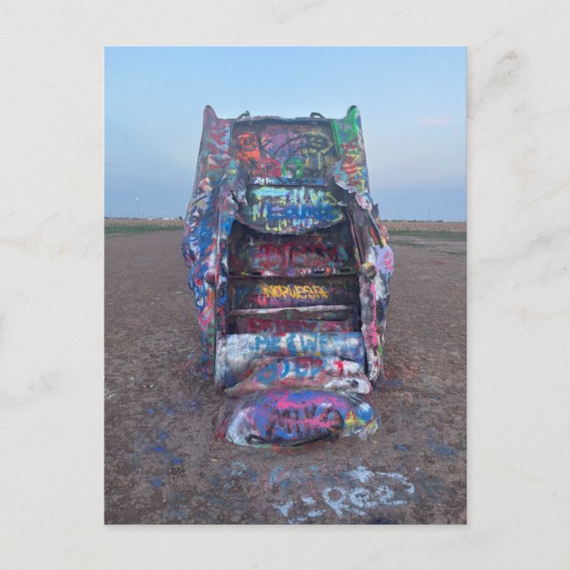 Buntes Graffiti-bedecktes Wrackauto Postkarte (Vorderseite)