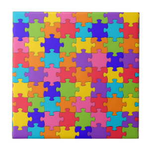 Buntes Puzzle bessert glücklichen Puzzler aus Fliese