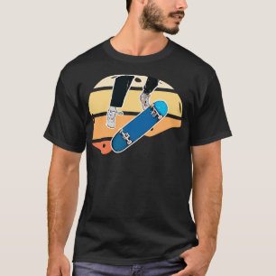 Buntes Retro-Skateboard-Helm mit Kickflip T-Shirt