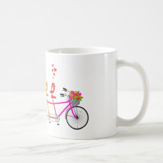 buntes Tandemfahrrad mit niedlicher Vogelfamilie Tasse