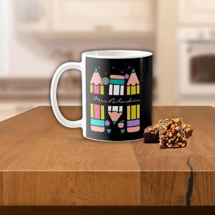 Buntstift mit schwarzem Lehrernamen im Cartoon-Sti Kaffeetasse