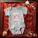 Buon Natale Vintag Santa Baby Bodysuit Baby Strampler<br><div class="desc">Dieser hübsche, graue Heather-Babyanzug ist mit einem Vintagen Santa-Gesicht in klassischem Rot und Weiß ausgestattet, ergänzt durch fette Buchstaben, die "Buon Natale" heißen und auf Italienisch "Frohe Weihnachten" bedeuten, und er ist noch spezieller, da er mit dem Namen des Babys personalisiert werden kann. Diese personalisierte Touch macht es zum perfekten...</div>