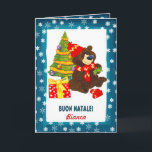 Buon Natale. Weihnachtskarte auf Italienisch Feiertagskarte<br><div class="desc">Buon Natale. Fun Teddy Bären und Weihnachten Baum Weihnachtsgrüße Karte für Kinder in Italienisch mit einem individuelle Name. Matching Karten und Geschenke in der Weihnachts- und Neujahrskategorie unseres Stores.</div>