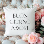 Buongiorno Amore | Chic Italian Modern Script Kissen<br><div class="desc">Guten Morgen,  Liebe! Dieses schwarz-weiße Kissen in italienischer Sprache verleiht Ihrem Zimmer einen eleganten Stil. Moderne,  stilvolle schwarze Typografie trägt dazu bei,  dass dies in Italien oder anderswo,  wo Ihre Reisen Sie hinführen,  perfekt verstanden wird!</div>