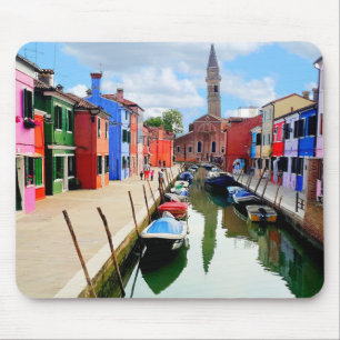 Burano, Italien - farbenfrohe Häuser und Bootkanal Mousepad