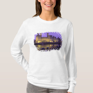 Burg Caernarfon bei Nacht, Gwynedd, Wales T-Shirt
