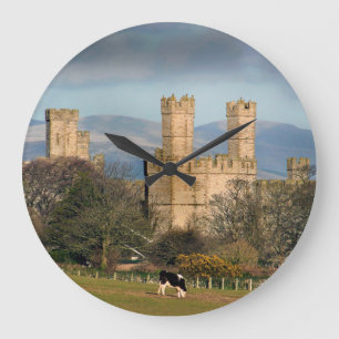 Burg Caernarfon Wales. Große Wanduhr