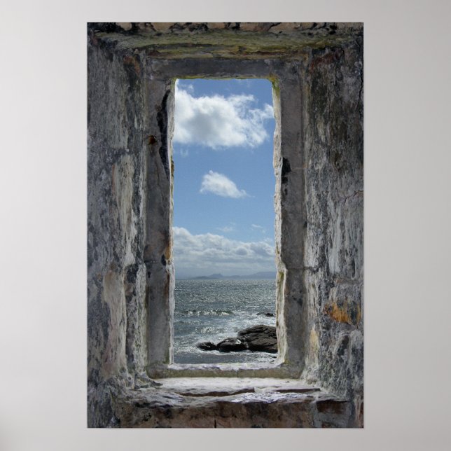 Burgfenster Illusion mit Blick auf das Meer Poster (Vorne)