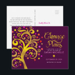 Burgund Bat Mitzvah ändert Pläne Gold Tree of Life Einladungspostkarte<br><div class="desc">Achten Sie darauf, dass alle Ihre Freunde und Verwandten den Meilenstein Ihrer Tochter Bat Mitzvah feiern können, unabhängig von den aktuellen unvorhergesehenen globalen Umständen. Versenden Sie atemberaubende, grafische Imitate Goldfolienbaum mit funkelnd Rosa, Orange und Rot Star of David und Dot "Blätter" auf einem lila bordeauxfarbenen Hintergrund, personalisierte Ankündigung "Programmwechsel" Postkarte....</div>