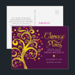 Burgund Bat Mitzvah ändert Pläne Gold Tree of Life Einladungspostkarte<br><div class="desc">Achten Sie darauf, dass alle Ihre Freunde und Verwandten den Meilenstein Ihrer Tochter Bat Mitzvah feiern können, unabhängig von den aktuellen unvorhergesehenen globalen Umständen. Versenden Sie atemberaubende, grafische Imitate Goldfolienbaum mit funkelnd Rosa, Orange und Rot Star of David und Dot "Blätter" auf einem lila bordeauxfarbenen Hintergrund, personalisierte Ankündigung "Programmwechsel" Postkarte....</div>