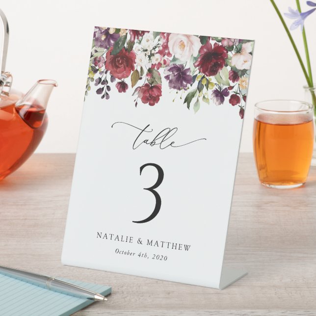 Burgund-Blume, rosa Blume, Tischnummern Sockelschild (In Situ)