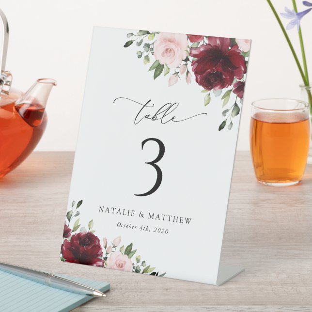 Burgund-Blume, rosa Blume, Tischnummern Sockelschild (In Situ)