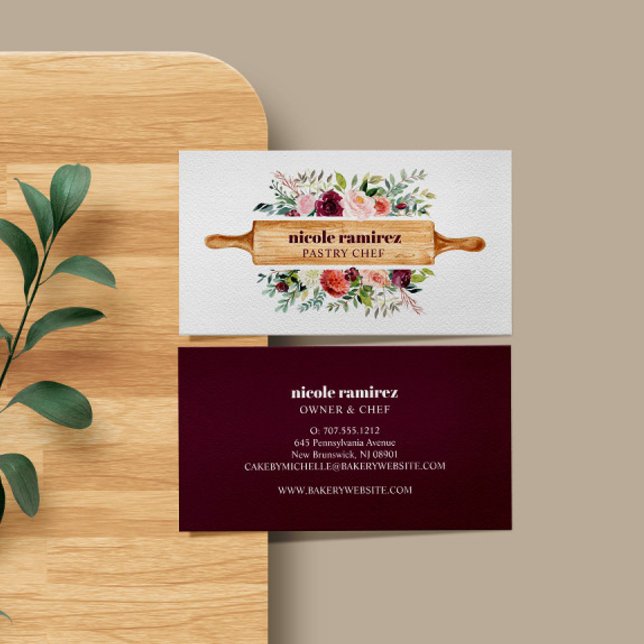 Burgund Blumenbäckerei Button Patisserie Visitenkarte (FLORAL WATERCOLOR BUSINESS CARD FOR BAKERY OR PASTRY SHOP WITH ROLLING PIN)