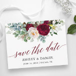 Burgund Blumengrün Kalligrafie Save the Date Postkarte<br><div class="desc">Modernes Kalligraphie Script,  Elegant Watercolor Burgundy Blumengrün Verlobung Ankündigung Wedding Save The Date Postcard beinhaltet Pfannkuchen,  eucalyptus Blätter und andere schöne grüne.</div>