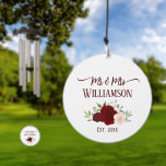 Burgund & Blush Rose Mr & Mrs Wedding Memento Windspiel<br><div class="desc">Feiern Sie die Neuvermählten mit diesem wunderschönen Windchime. Das Segel des Charmes zeichnet sich durch ein wunderschönes boho-chic-Design aus. Handgemalte Aquarelltöne in Bordeaux-, Rot- und Rosatönen sorgen für ein harmonisches Zusammenspiel. Der Text lautet Mr. & Mrs. mit ihrem Nachnamen und dem Jahr der Hochzeit (Jahr der Hochzeit). Perfekt als Geschenk...</div>