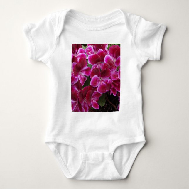Burgund Geranium Baby Strampler (Vorderseite)
