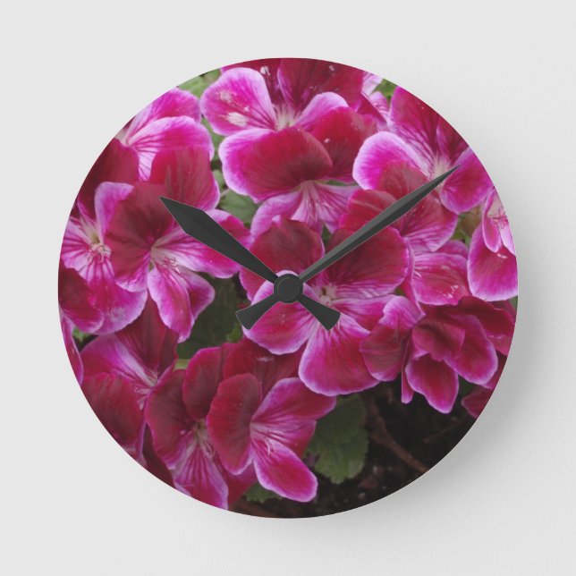 Burgund Geranium Runde Wanduhr (Vorderseite)