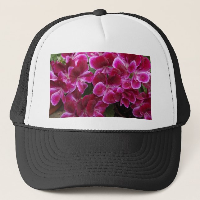 Burgund Geranium Truckerkappe (Vorderseite)