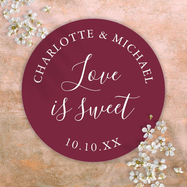 Burgund Liebe ist süße Gastgeschenk Hochzeit Runder Aufkleber (Burgundy Love Is Sweet Wedding Favor Classic Round Sticker)