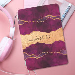 Burgund lila Goldagate Marmor Rose Goldname iPad Pro Cover<br><div class="desc">Ein bordeauxrotes,  lila und Imitat goldenes Age,  Marmorsteindruck als Hintergrund Persönlich machen und Ihren Namen hinzufügen. Der Name wird mit einem modernen handgeschriebenen Stilskript mit Swashes geschrieben. Um die Swashes behalten,  löschen Sie nur den Beispielnamen,  verlass die Leerzeichen oder Emoji's vor und nach dem Namen.</div>
