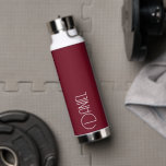 Burgund Moderne Typografie Personalisiert Trinkflasche<br><div class="desc">Eine trendige, vakuumisolierte Wasserflasche mit personalisiertem Namen in Weiß, moderner Typografie auf einem angesagten, bordeauxfarbenen Hintergrund. Stellen Sie die Flasche nach Belieben ein, indem Sie den Namen bearbeiten und nach Belieben den Namen durch Ihren eigenen Namen ersetzen. Ideal für ein Geburtstagsgeschenk, Hochzeitsgeschenk, Trauzeuge, etc. Wählen Sie Ihre Wasserflasche. Wählen Sie...</div>