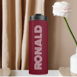 Burgund Moderne Typografie Personalisierter Name Thermosbecher<br><div class="desc">Behalt warme und kalte Getränke in diesem trendigen,  isolierten Thermalwäscher,  der eine Bordeaux-Farbe mit dem in Weiß,  moderner Typografie gedruckten Namen hat. Bearbeiten Sie Ihren Thermalwäscher und ersetzen Sie den Namen mit dem gewünschten Namen. Ideal für ein Geburtstagsgeschenk,  Hochzeitsgeschenk,  Trauzeuge,  etc.</div>