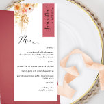 Burgund, Peach Blush Personalisiert mit Gast Name Menükarte<br><div class="desc">Warum in Platzkarten und Menükarten verbringen, wenn Sie ein elegantes All-in-One-Menü personalisiert mit jedem Gast-Namen haben können! Modernes, schlichtes und elegantes Design mit exquisiten, blumengeschmückten Wasserfarben in einer wunderschönen Mischung aus pfirsichfarbenen, orangefarbenen, rötlich-staubigen Rose, Creme und Champagner. Moderne handgeschriebene Kalligrafieelemente. Stripe oben rechts in bordeauxfarbenem Ton mit Gastname in schwarz....</div>