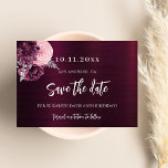 Burgund-Rosa-Blume 50. Geburtstag Save The Date<br><div class="desc">Modernes und elegantes Save the Date für eine 50. Geburtstagsfeier. Ein tiefburgundischer Hintergrund mit Blume und Imitaten,  silberfarben. Personalisieren und fügen Sie Datum und Namen hinzu. Der Text: Save the Date ist mit einem großen angesagten,  handgeschriebenen Stilskript geschrieben.</div>