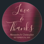 Burgund Rose Gold Foil Liebe & Danke Runder Aufkleber<br><div class="desc">Burgundy Lila - Cranberry Marsala und Rose Gold Typografie Script Imitate Imitate Foil Metallic Elegant Liebe und Dank - Vielen Dank, dass Sie Sticker, die als Umschlag Aufkleber für einen Herbst oder Hochzeit im Herbst. Dieser Aufkleber kann auf Ihren Namen und Ihr Hochzeitsdatum angepasst werden. Dieser Aufkleber ist Teil einer...</div>