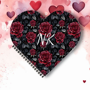 Burgund-Rose mit schwarzem Hintergrund Mit Monogra Notizbuch