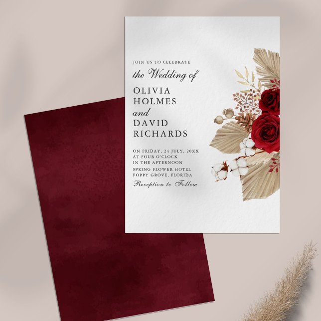Burgund-Rose und Cotton-Blume Hochzeit Einladung (Burgundy Roses and Cotton Flowers Wedding Invitation on a table.)