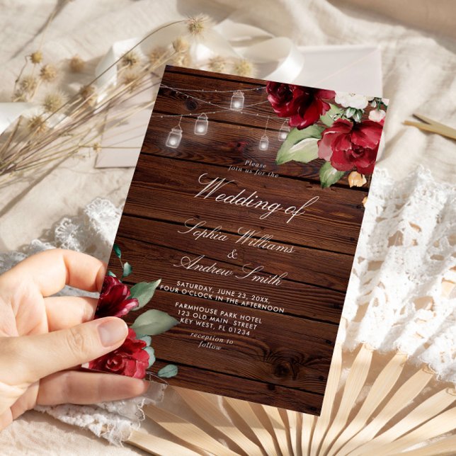 Burgund Rote Rose Rustic Wood Wedding Einladung (Von Creator hochgeladen)
